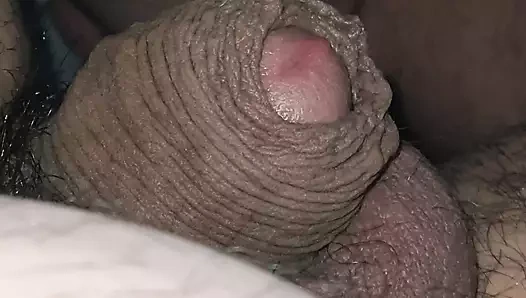 Üvey anne mini elbisesi altında bikini giymiyor ve üvey oğlu yatakta çıplak