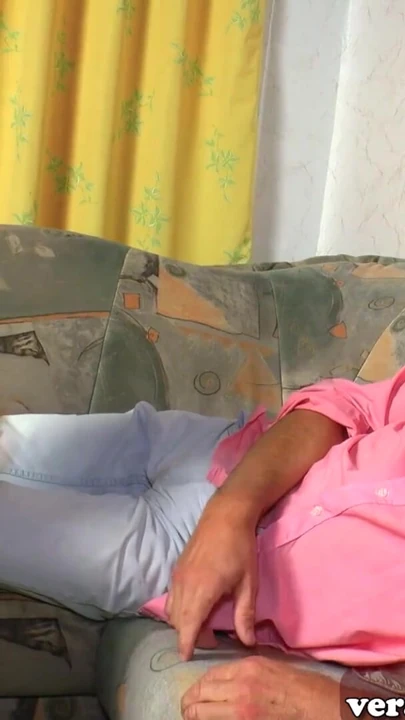 Alman üvey kız üvey babasını aile seksi yapmaya ikna ediyor | Klip 1