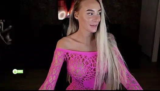 Pembe elbiseli dövmeli seksi kız