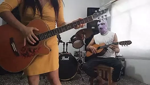 Müzik öğretmenim lezzetli ve gitar derslerini aldıktan sonra büyük atletik penisime mastürbasyon yaptı.