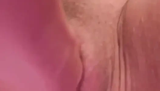 Amcık deliğine ve dışarı doğru kayını izle