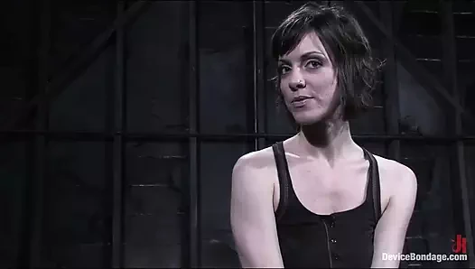 Carrie BDSM Deneyimlerini Genişletiyor