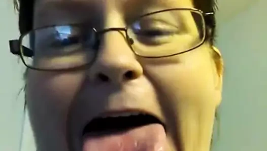 kik üzerinde toung sallayarak