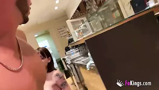 Silvia soprano azgın bir garson tarafından baştan alır