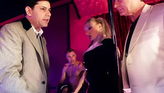 İskoçya Kralı büyük zaferini grup seks ile kutluyor