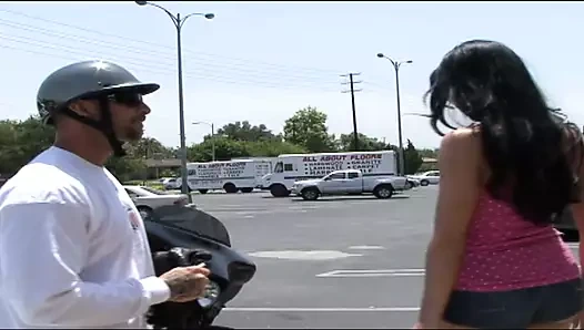 Seksi sürtük onu almadan önce büyük bir horoz berbat