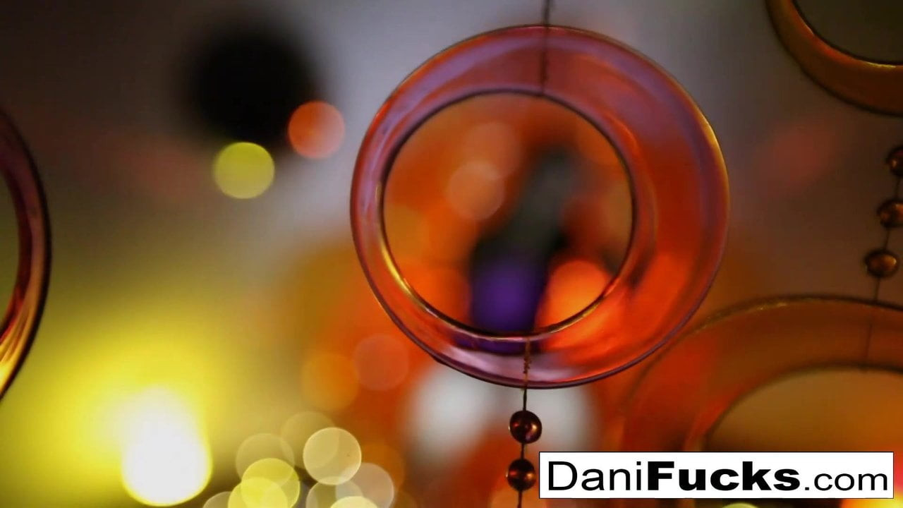 Dani sıkı ıslak kedi ile oynuyor