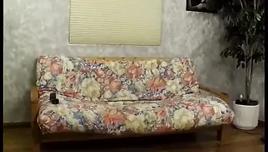 Adam kanepede ateşli siyah amcığı yalıyor ve sonra domalarak sikişiyor