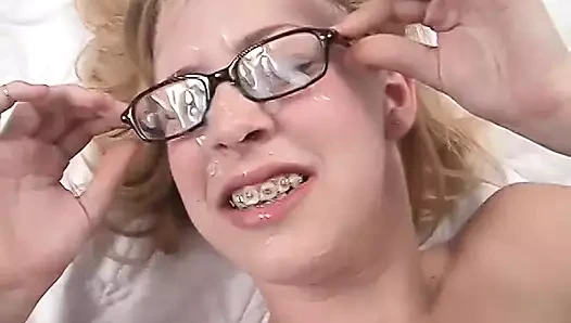 Seksi civciv aşk için var bir horoz içinde ona kedi ve ağız