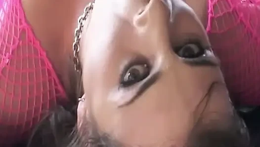 Olgun orta yaşlı seksi kadın büyük dildo koleksiyonuyla genişliyor