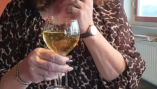 Puro içiyor ve sıcak bir içeceğin tadını çıkarıyor