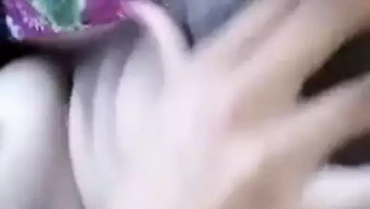 parmak gösteren kız