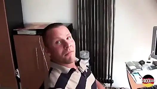 Sarkık memeli ateşli Alman piliç açık havada yarağa biniyor