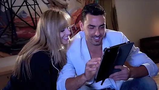 Büyük yaraklı adamlar ıslak olgun hatunları sert sikiyor