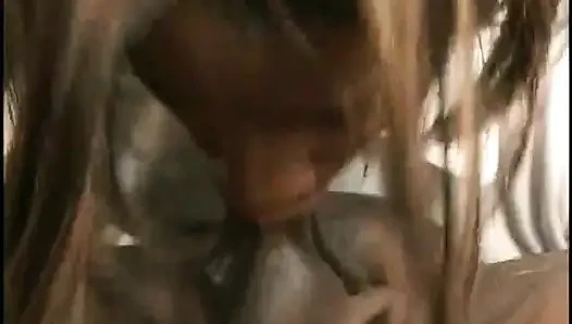 Şehvetli çikolata tenli hemşire hastanın yarağını ağzıyla iyileştiriyor