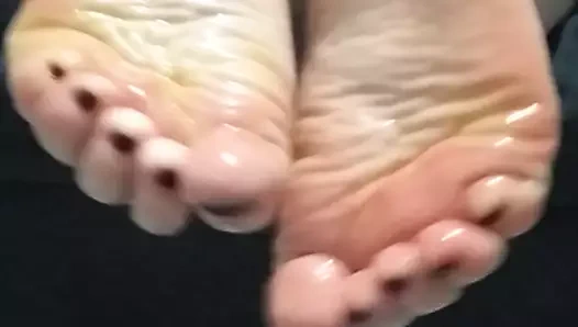 Karısının ayaklarına zeytin masajı yaptı