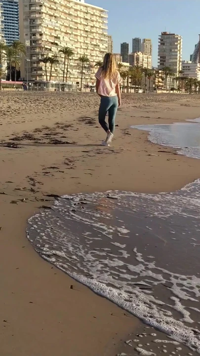 Обязательный для обмена момент из "Рискованно мастурбации на публичном пляже.  Фут-фетиш."