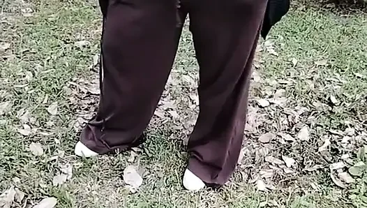 Üvey annem şeffaf bir tişörtle yürüyor.