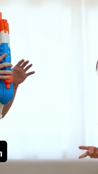 Familystrokes - üvey anne Sophia Locke ve seksi genç üvey kız Reese Robbins sırayla yarağa biniyor | Klip 1