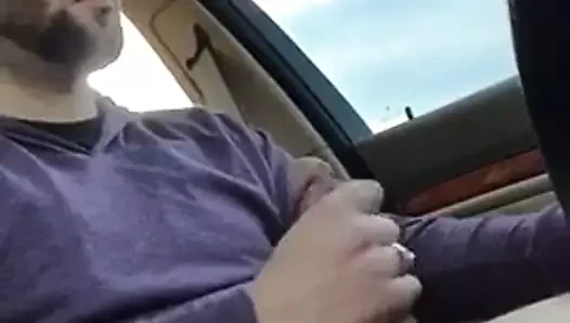 Sevimli adam araba sürerken mastürbasyon yapıyor...