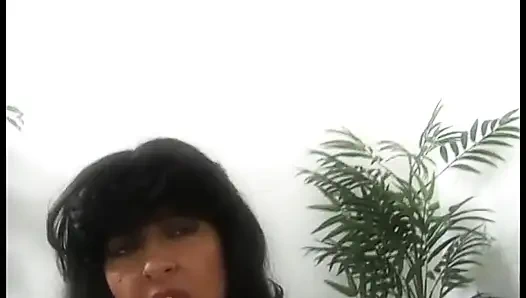 Esmer tanrıça ona harika bir vücut göstermeyi seviyor