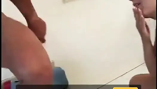 Kaslı adam bu sürtüğü çeşme amcığıyla sikmeyi seviyor