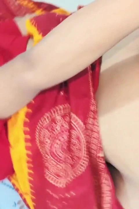 Yeni Evli Desi Hintli Evli Kadın Sari Içinde Sert Sikişiyor Ve Dölleniyor
