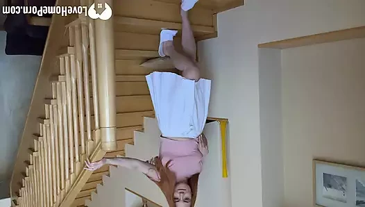 Merdivenlerde kendimle oynuyorum ve soyunuyorum