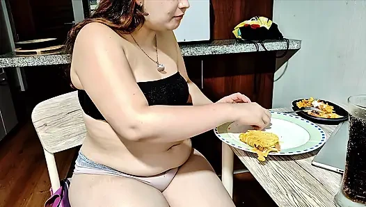 Nicole'ün taco doldurması - karnının büyümesini izle!