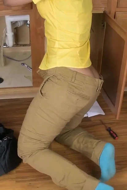 Индиец трахающийся сантехник фиксирует все дыры с большим шуруповщиком