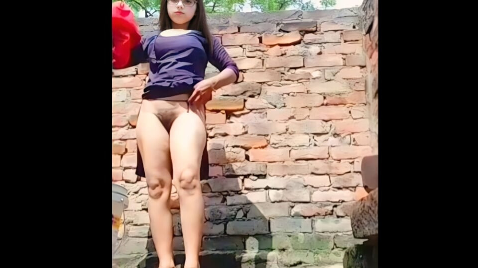 Hintli ateşli genç kız banyo yapıyor