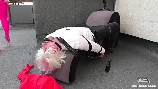 Yoğun çatı katında naylon göte binen patron bayan parlak pembe taytla çalışanlarının yüzünü durmadan sikiyor