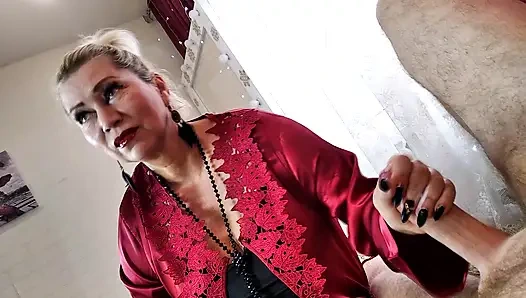 Yarak kaldıran olgun kaltak Aimee ateşli orta yaşlı seksi kadın: kırmızı, siyah, at kuyruklu ve ağızda yarak!