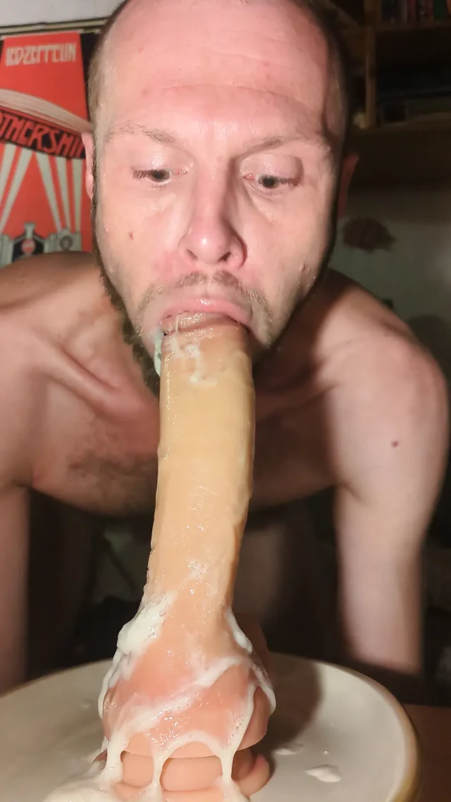 Gırtlağına kadar başka bir dildo eylemi