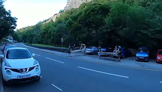 5 adam fışkıran derede odun kullanıyor