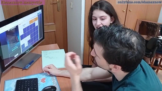 Genç öğrenci şantaj, pov oral seks, ağzına boşalmak, yutmak.