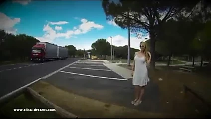 Kamyoncular için bir dinlenme alanında çıplak yanıp sönüyor