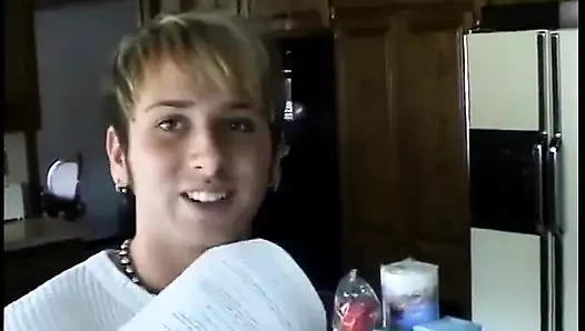 Üç sürtük tüm o biseksüel erkekleri sikmeye hazırlanıyor