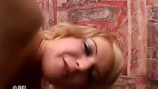 Büyük memeli sarışın göt deliğinden sikiliyor ve dölleniyor