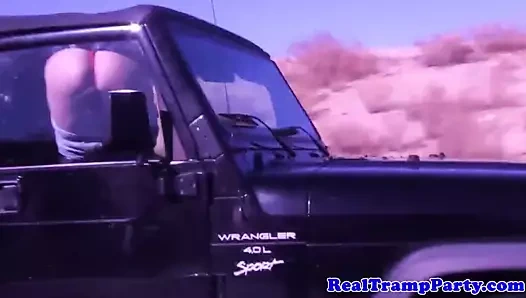 karayolu üzerinde yanıp sönen gerçek teşhirci amatör