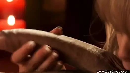 Sarışın saçlı güzel ırklararası sakso