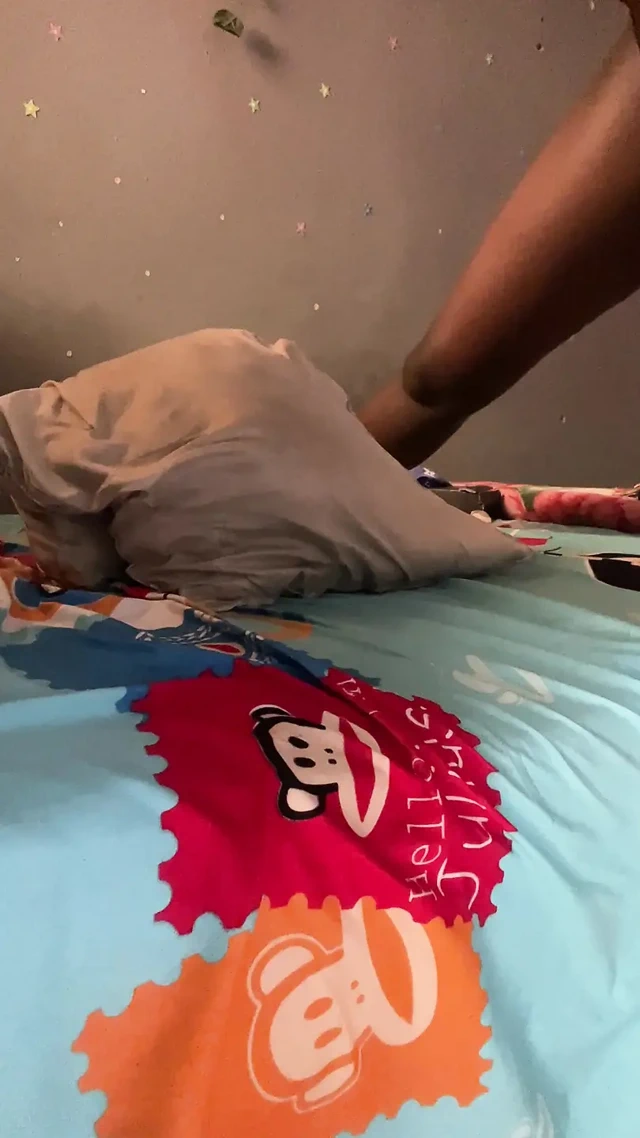 Kadife gölgede kıvrıyor