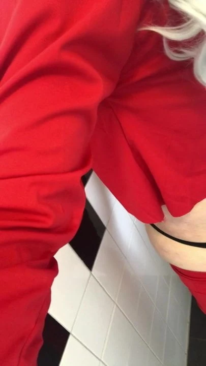 Горячий трансвестит в красном дрочит