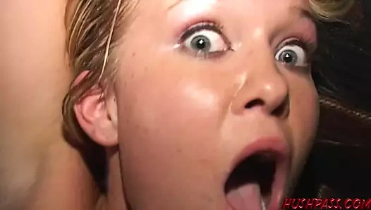 Courtney ve arkadaşları frat evinde sikişiyor