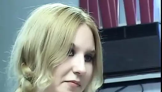 Üniversite üniformalı at kuyruklu sarışın asılı siyah adamla anal seks yapıyor