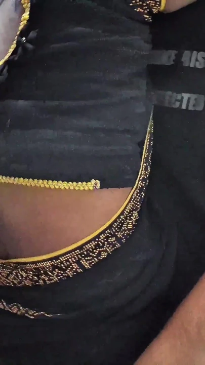 Ateşli Hintli desi teyze siyah saari içinde seks yapıyor