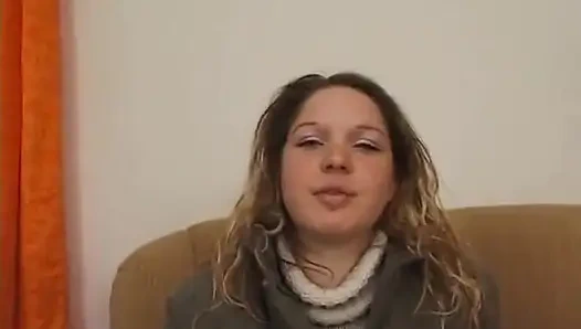 Güzel tombul genç kız ilk videosunu çekiyor