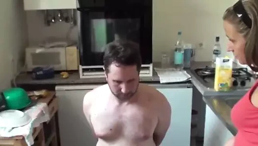 2 perverse Oesterreicherinnen spucken in Aschenbecher!