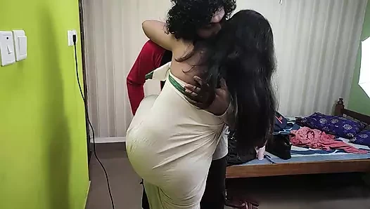 Vaishnavy ve Sharun Raj'ın eski geleneksel kostümüyle hor romantizm ve seks