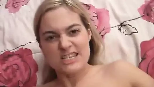 Harika sarışın sürtük yatakta sikiliyor